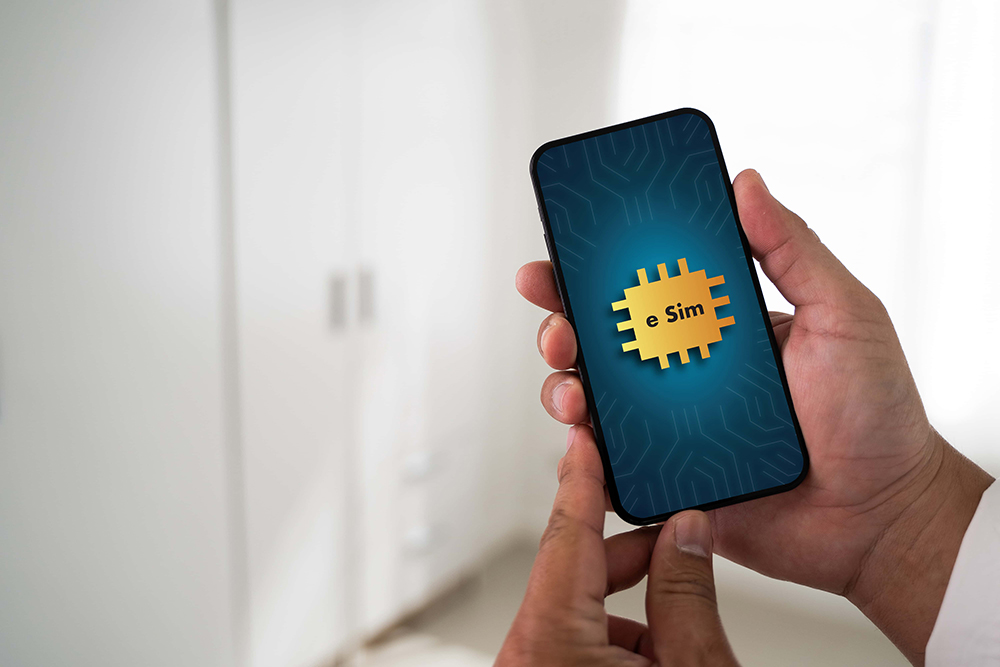 How to Maximize International Roaming Savings: eSIMs vs. Traditional SIM Cards in 2025