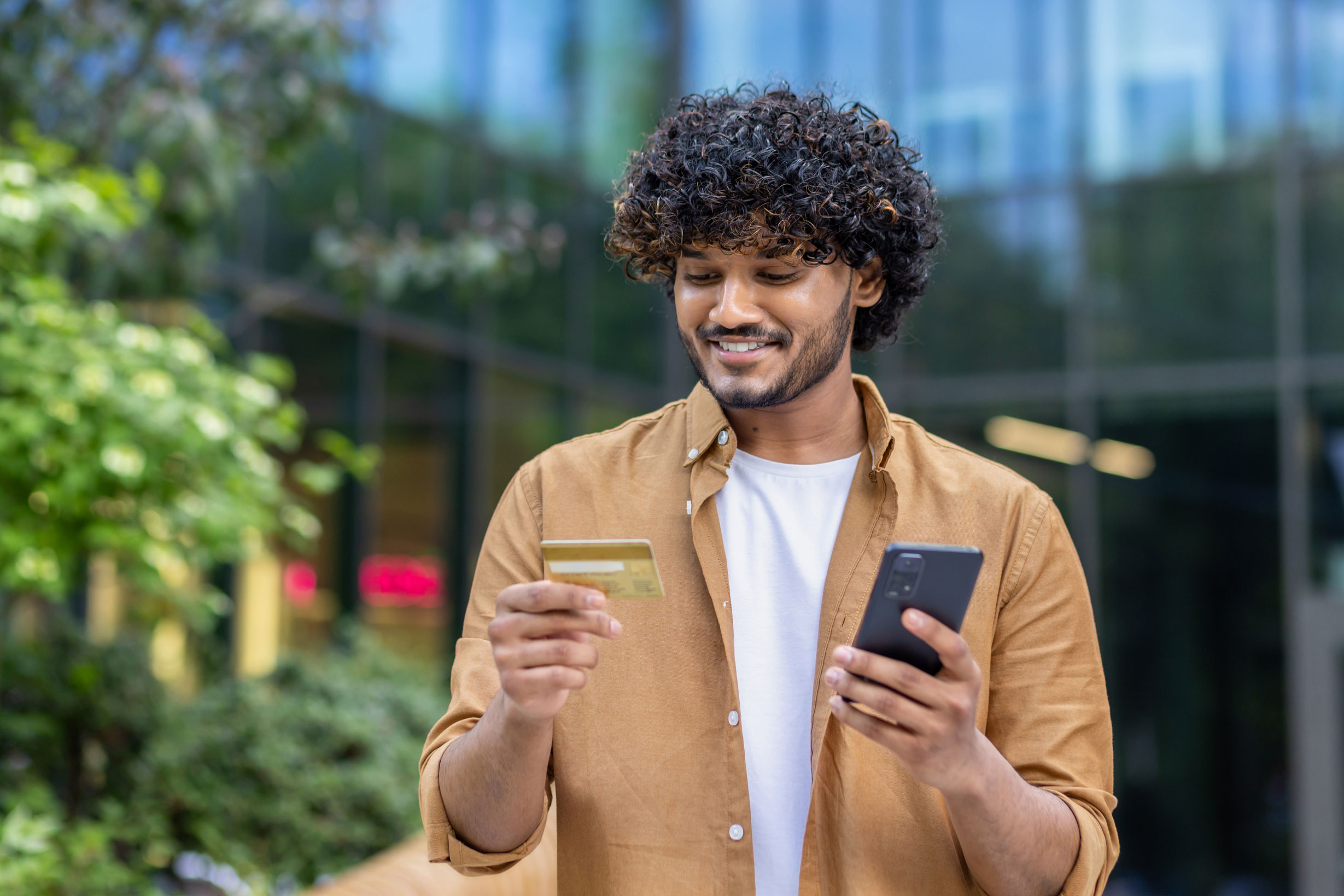 What are the benefits of doing an online mobile recharge?